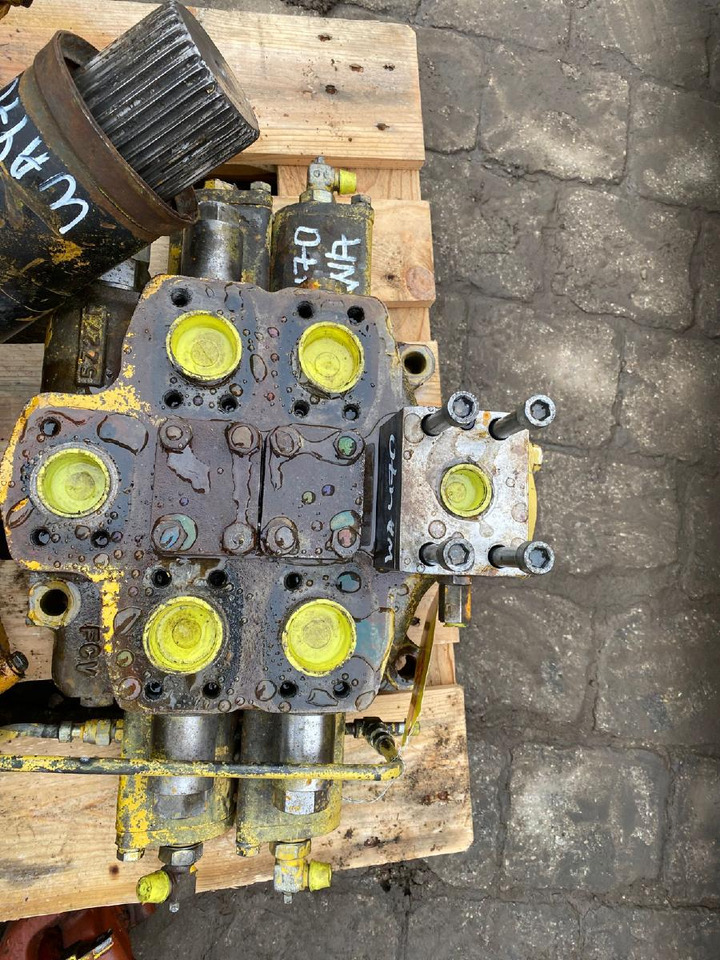 Komatsu WA 470-3 - Valve hydraulique pour Engins de chantier: photos 5 Komatsu WA 470-3 - Valve hydraulique pour Engins de chantier: photos 5