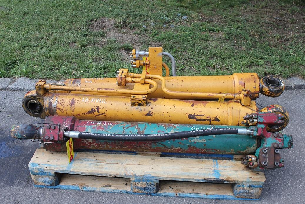 Liebherr A 912 - Vérin hydraulique pour Engins de chantier: photos 2 Liebherr A 912 - Vérin hydraulique pour Engins de chantier: photos 2