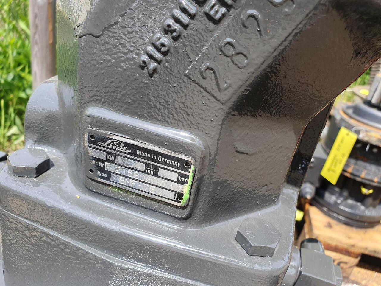 Sennebogen ZR 28 - Moteur de rotation pour Engins de chantier: photos 3 Sennebogen ZR 28 - Moteur de rotation pour Engins de chantier: photos 3