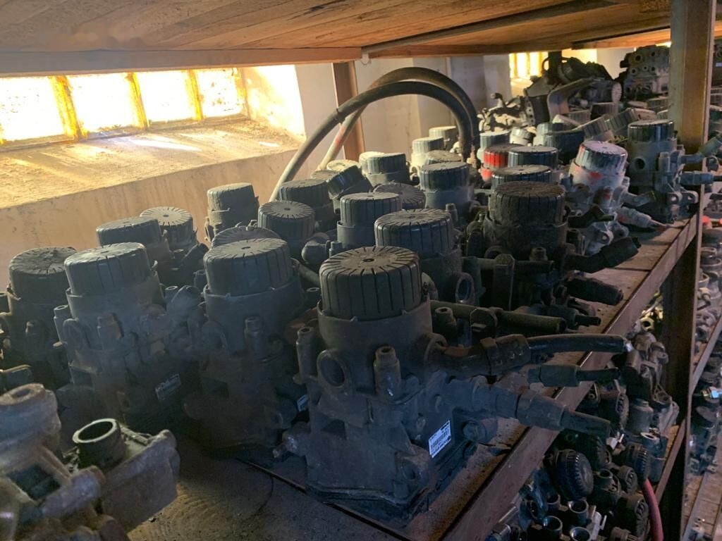 Knorr-Bremse Pojedynczy   Scania R 124 Hurt modulatorów EBS zawór pojedynczy przód truck - Valve de frein pour Camion: photos 1 Knorr-Bremse Pojedynczy   Scania R 124 Hurt modulatorów EBS zawór pojedynczy przód truck - Valve de frein pour Camion: photos 1