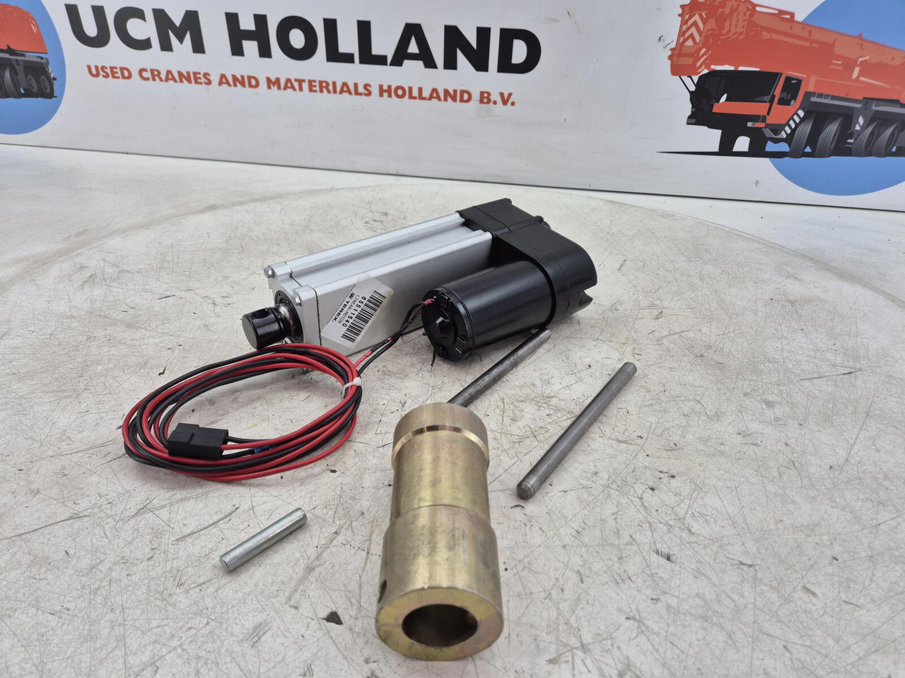 Demag AC 120 Counterweigt locking liniar motor set - Système électrique pour Grue: photos 3 Demag AC 120 Counterweigt locking liniar motor set - Système électrique pour Grue: photos 3