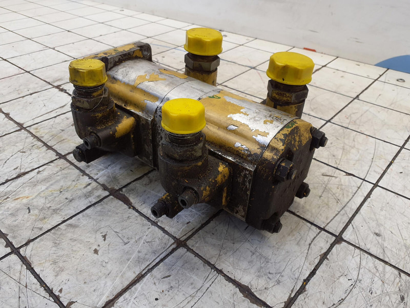Grove AT 880 dual gear pump - Pompe hydraulique pour Grue: photos 1 Grove AT 880 dual gear pump - Pompe hydraulique pour Grue: photos 1