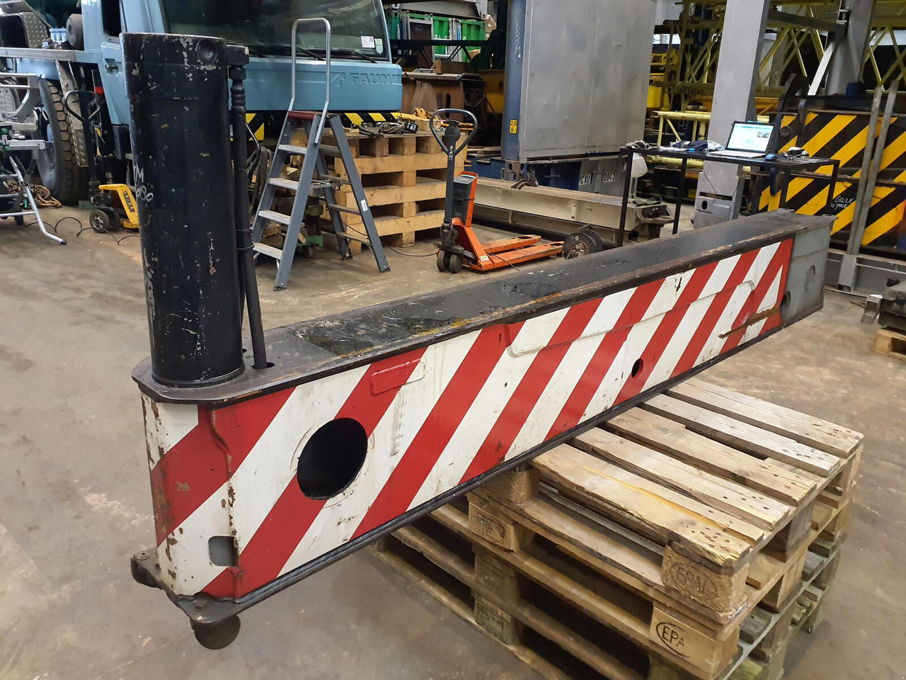 Liebherr LTM 1080-1 sliding beam complete front - Suspension pour Grue: photos 2 Liebherr LTM 1080-1 sliding beam complete front - Suspension pour Grue: photos 2