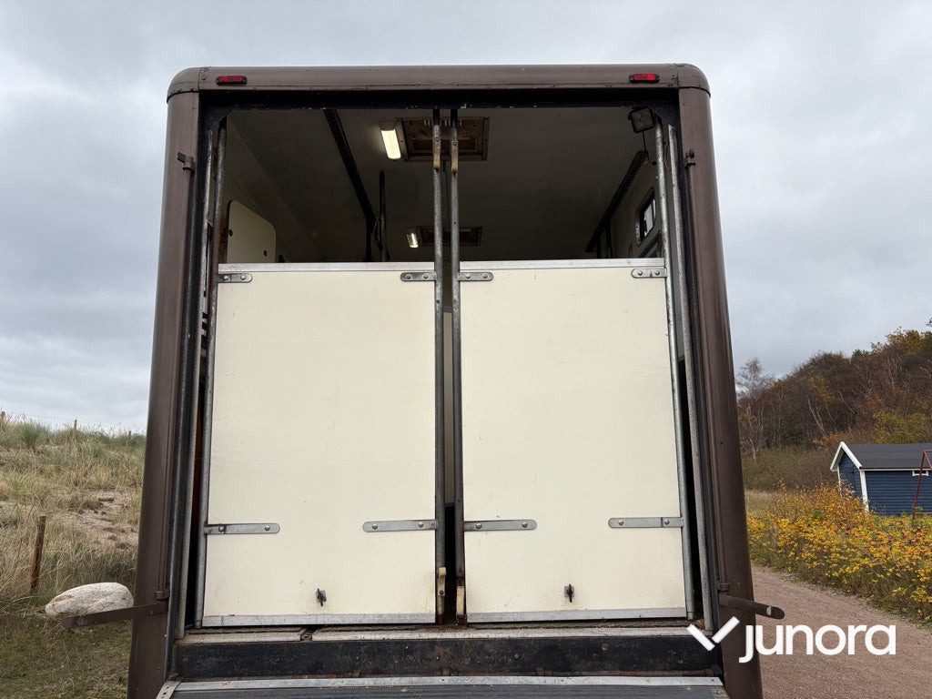 Hästlastbil - Volvo, FL-240, Whittaker - Camion chevaux: photos 5 Hästlastbil - Volvo, FL-240, Whittaker - Camion chevaux: photos 5