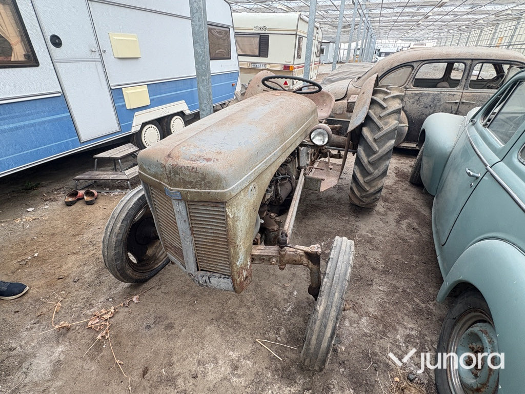 Traktor - Massey Ferguson, Grolle - Tracteur agricole: photos 1 Traktor - Massey Ferguson, Grolle - Tracteur agricole: photos 1