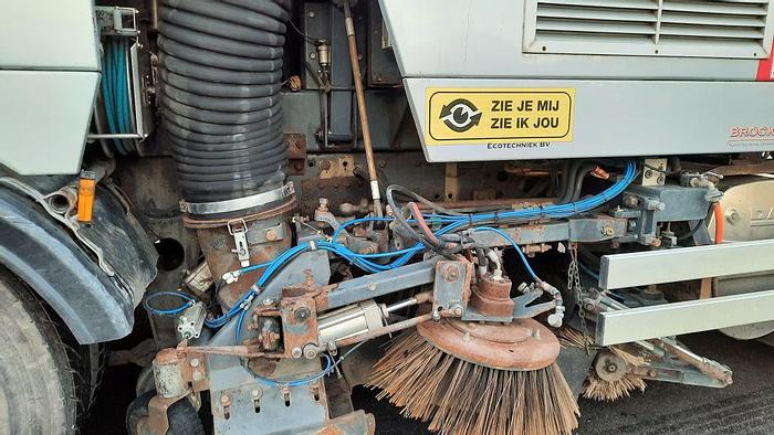 Balayeuse de voirie DAF FA  CF-75: photos 9