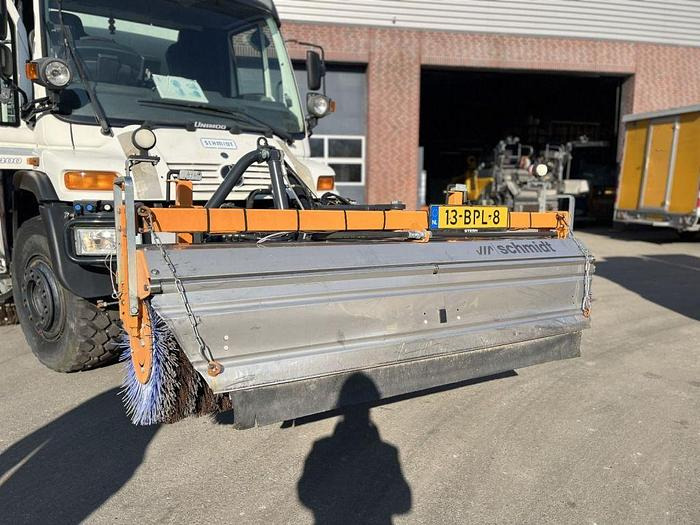 Mercedes-Benz Unimog U400 U400 4 x 2 / Schmidt SK350 sweeper - Balayeuse de voirie: photos 5 Mercedes-Benz Unimog U400 U400 4 x 2 / Schmidt SK350 sweeper - Balayeuse de voirie: photos 5