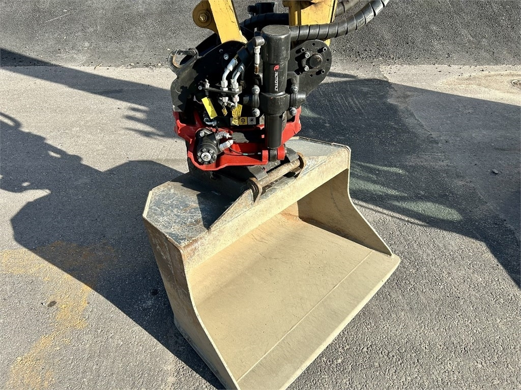 Mini pelle CAT 308CR NEXT GEN PYÖRITTÄJÄLLÄ: photos 13