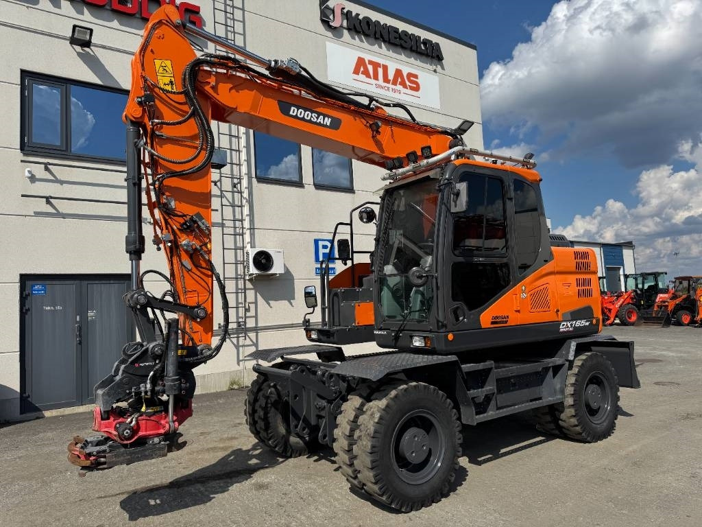 Doosan DX165W-5 PYÖRITTÄJÄLLÄ - Pelle sur pneus: photos 2 Doosan DX165W-5 PYÖRITTÄJÄLLÄ - Pelle sur pneus: photos 2