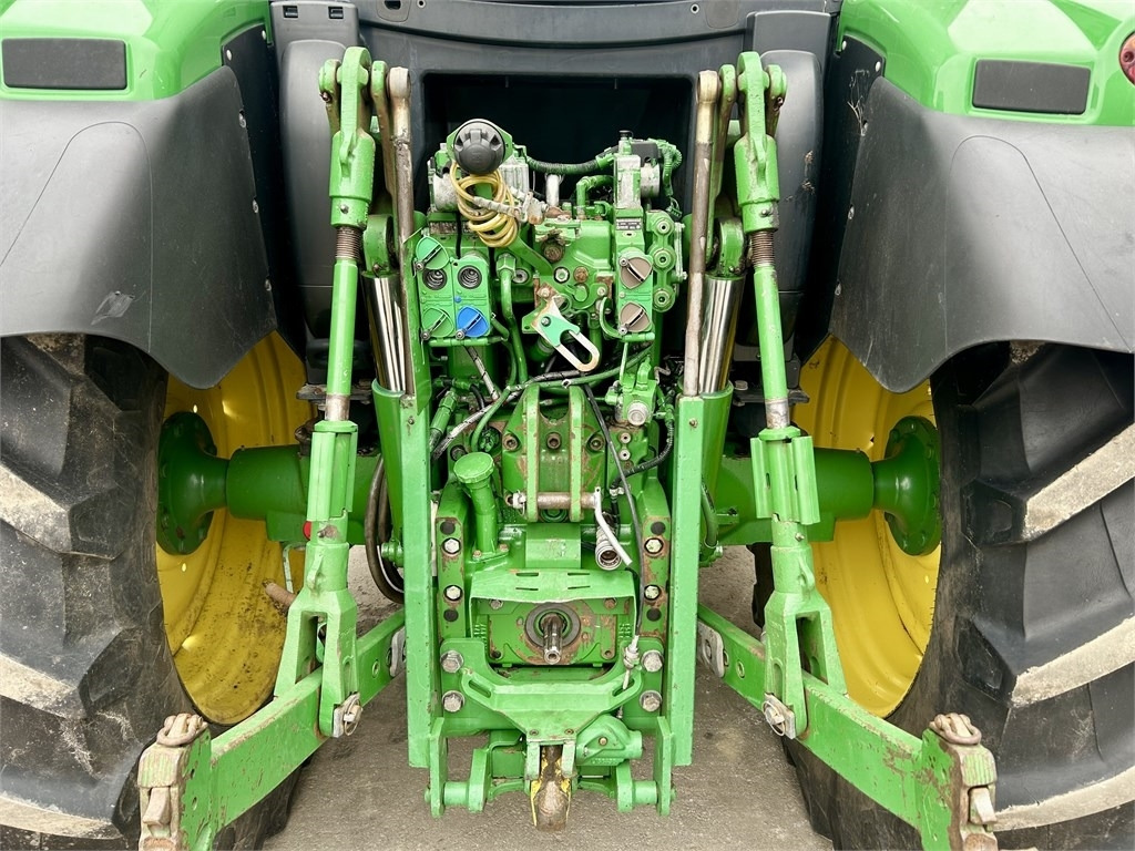 Tracteur agricole John Deere 6125 R AUTOPOWER ETUKUORMAAJALLA: photos 9