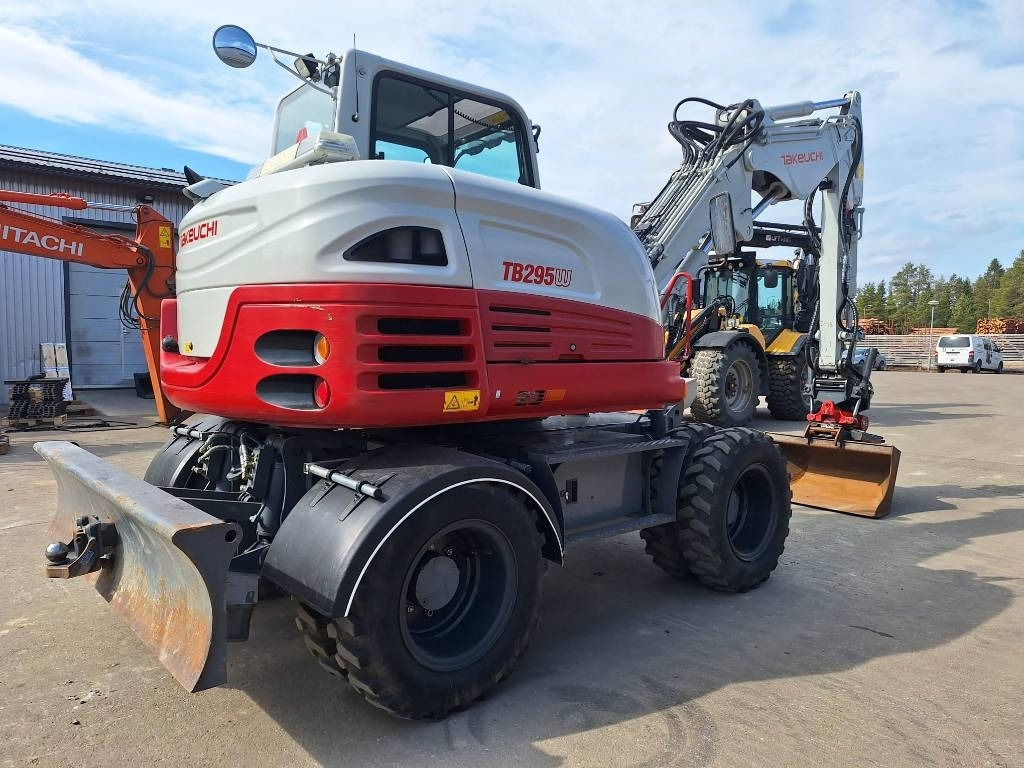 Takeuchi TB295W KÄRRY, PYÖRITTÄJÄ, 5-KAUHAA - Pelle sur pneus: photos 4 Takeuchi TB295W KÄRRY, PYÖRITTÄJÄ, 5-KAUHAA - Pelle sur pneus: photos 4
