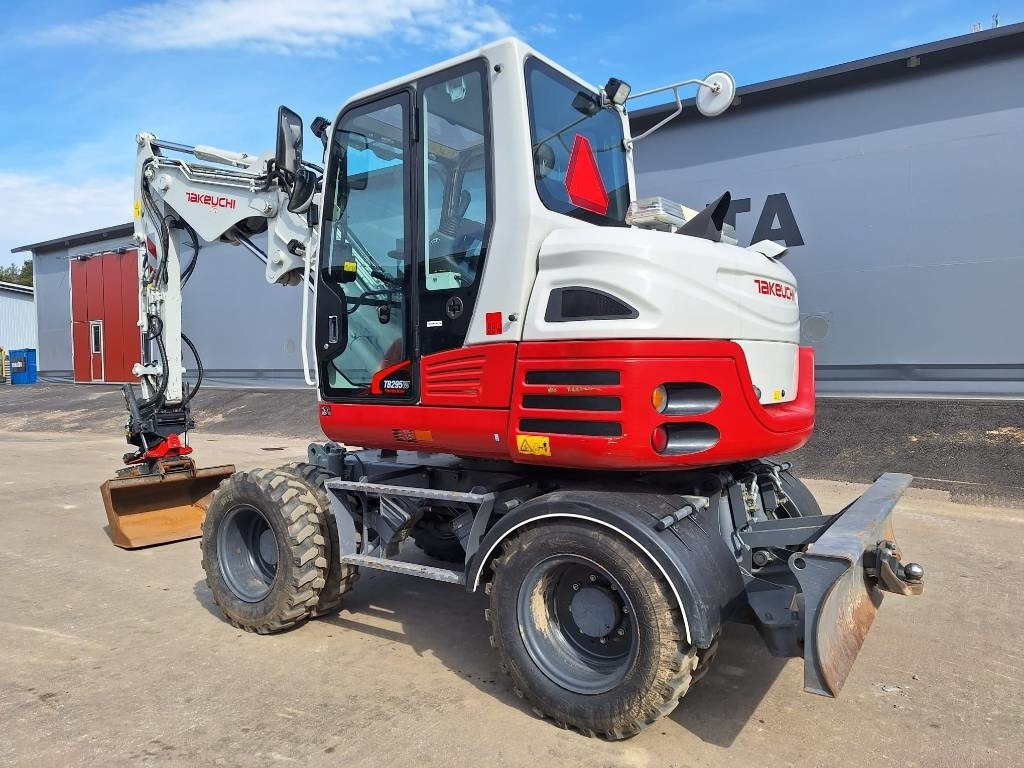 Takeuchi TB295W KÄRRY, PYÖRITTÄJÄ, 5-KAUHAA - Pelle sur pneus: photos 2 Takeuchi TB295W KÄRRY, PYÖRITTÄJÄ, 5-KAUHAA - Pelle sur pneus: photos 2