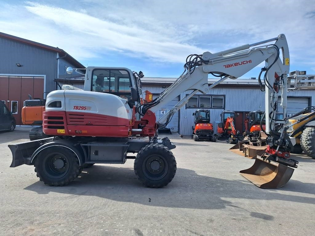 Takeuchi TB295W KÄRRY, PYÖRITTÄJÄ, 5-KAUHAA - Pelle sur pneus: photos 5 Takeuchi TB295W KÄRRY, PYÖRITTÄJÄ, 5-KAUHAA - Pelle sur pneus: photos 5