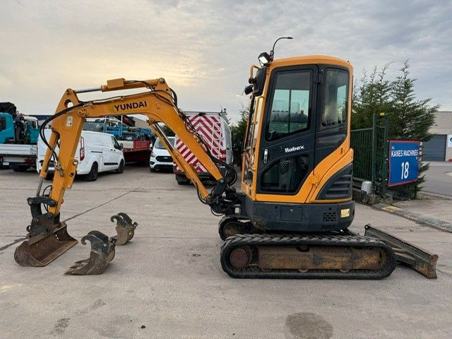 Hyundai Robex 25Z-9A. Hyd SW. 3 Löffel. - Mini pelle: photos 1 Hyundai Robex 25Z-9A. Hyd SW. 3 Löffel. - Mini pelle: photos 1