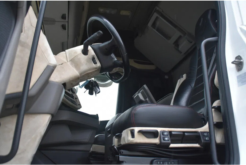 Scania S660 V8 NGS 4x2NB - NEW TACHO - RETARDER - FULL AIR - PARK. AIRCO - LEATHER SEATS - 2 x FUEL TANKS - ALCOA'S - LED - - Tracteur routier: photos 4 Scania S660 V8 NGS 4x2NB - NEW TACHO - RETARDER - FULL AIR - PARK. AIRCO - LEATHER SEATS - 2 x FUEL TANKS - ALCOA'S - LED - - Tracteur routier: photos 4