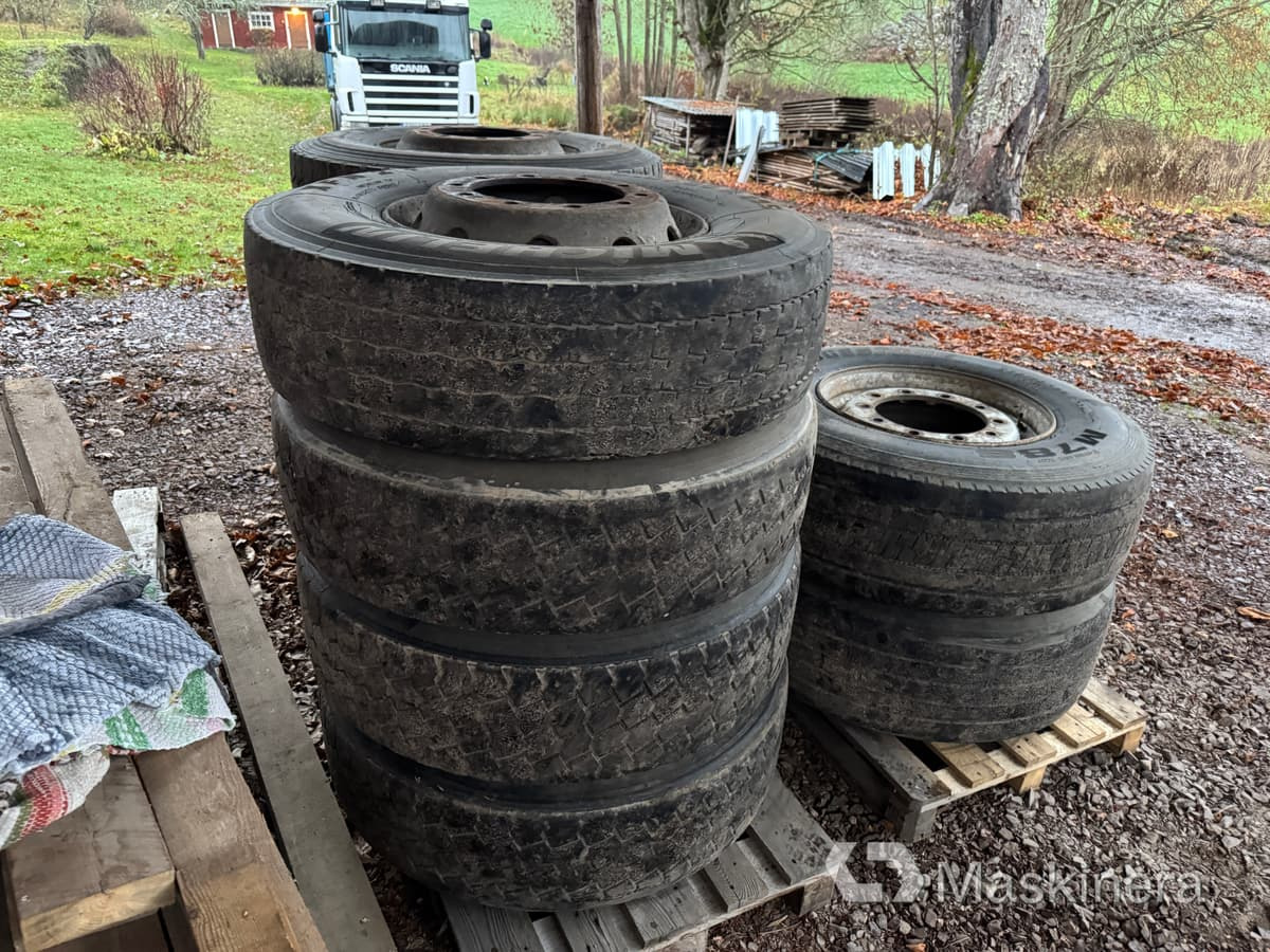 Bridgestone, Michelin & Dunlop Däck 2st 385/65R22.5 & 8st 315/80R22.5 - Roue complète: photos 4 Bridgestone, Michelin & Dunlop Däck 2st 385/65R22.5 & 8st 315/80R22.5 - Roue complète: photos 4