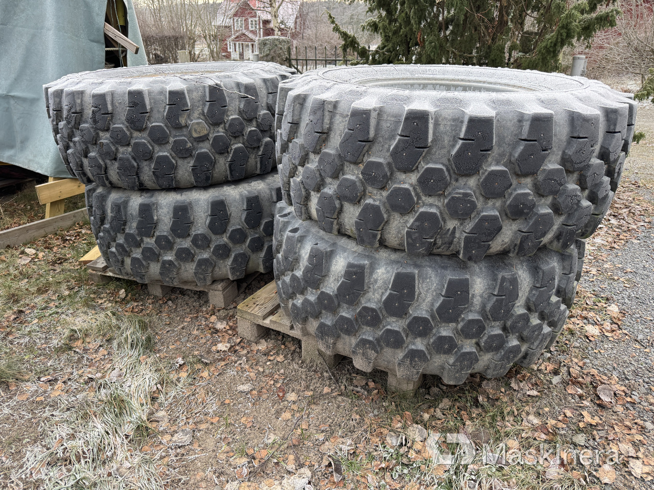 Entreprenaddäck på fälg med dubbar - Roue complète pour Engins de chantier: photos 1 Entreprenaddäck på fälg med dubbar - Roue complète pour Engins de chantier: photos 1