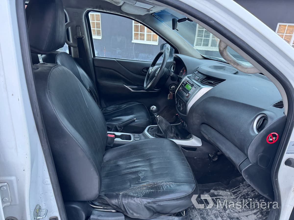 Fourgonnette Pickup Nissan Navara med flak: photos 35 Fourgonnette Pickup Nissan Navara med flak: photos 35