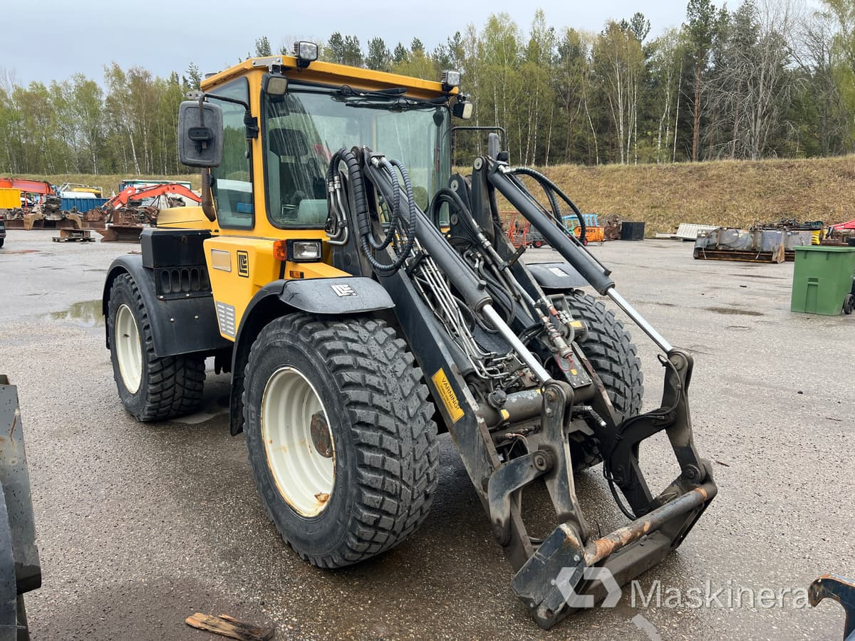 Redskapsbärare Lundberg 6240 med redskap och kombispridare - Chargeuse sur pneus: photos 3 Redskapsbärare Lundberg 6240 med redskap och kombispridare - Chargeuse sur pneus: photos 3