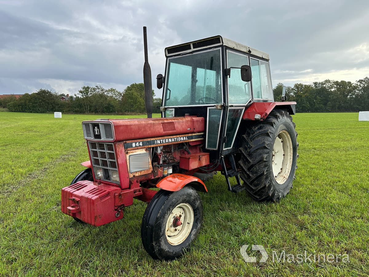 Traktor International 844 - Tracteur agricole: photos 1 Traktor International 844 - Tracteur agricole: photos 1