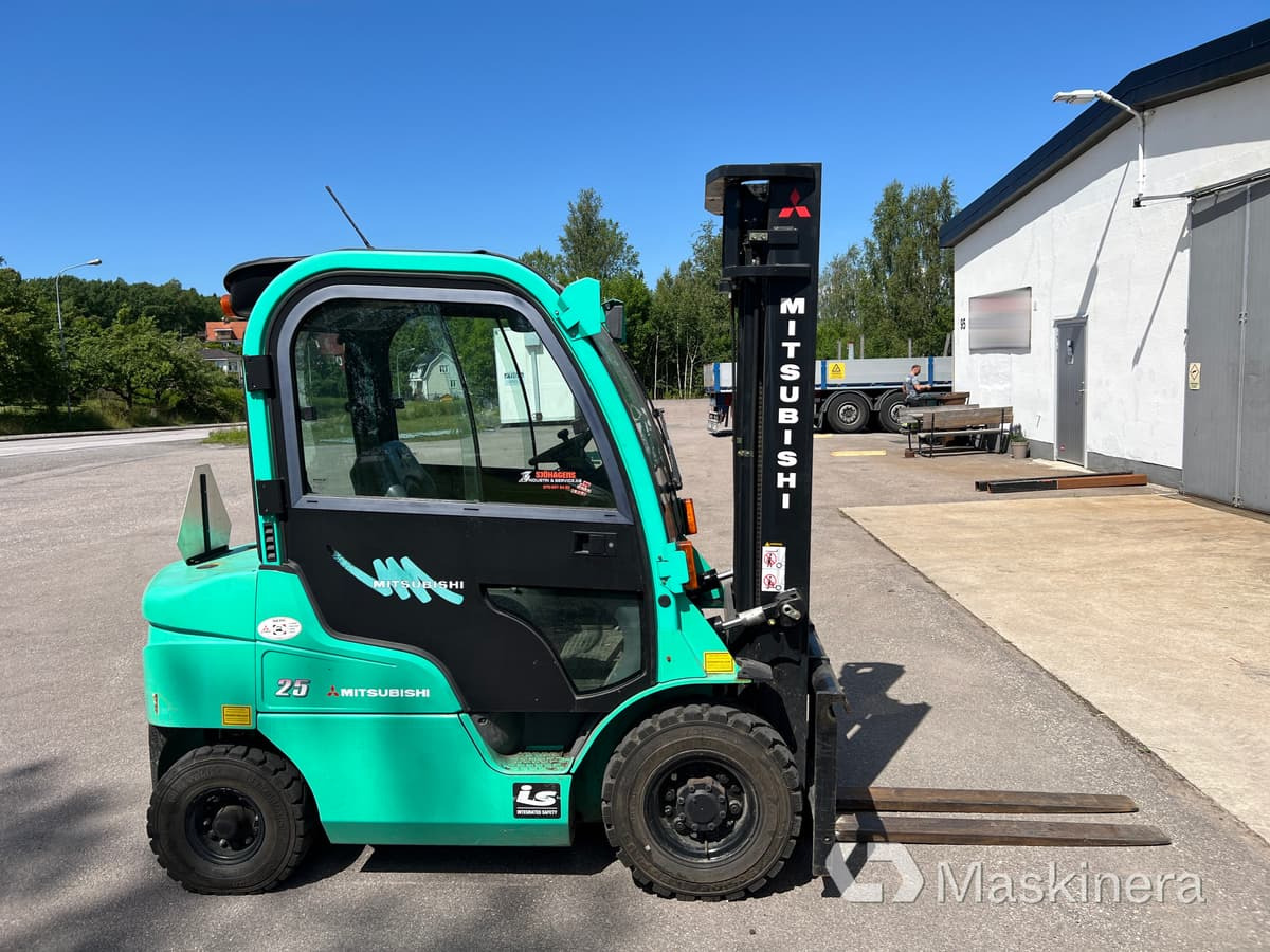 Truck Mitsubishi FD25N - Chariot élévateur diesel: photos 4 Truck Mitsubishi FD25N - Chariot élévateur diesel: photos 4
