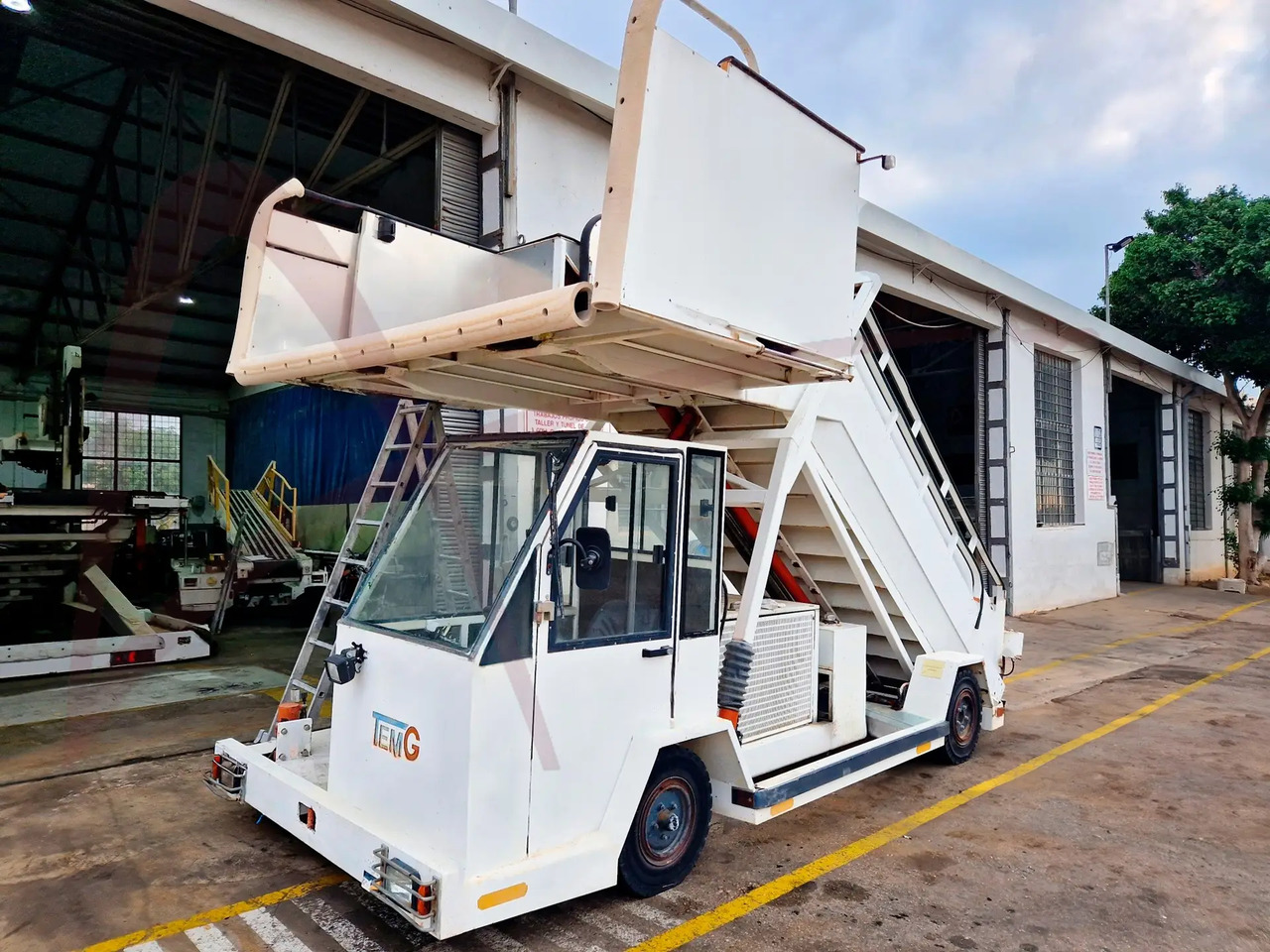 TEMG TG-2244 - Escalier d'embarquement: photos 1 TEMG TG-2244 - Escalier d'embarquement: photos 1