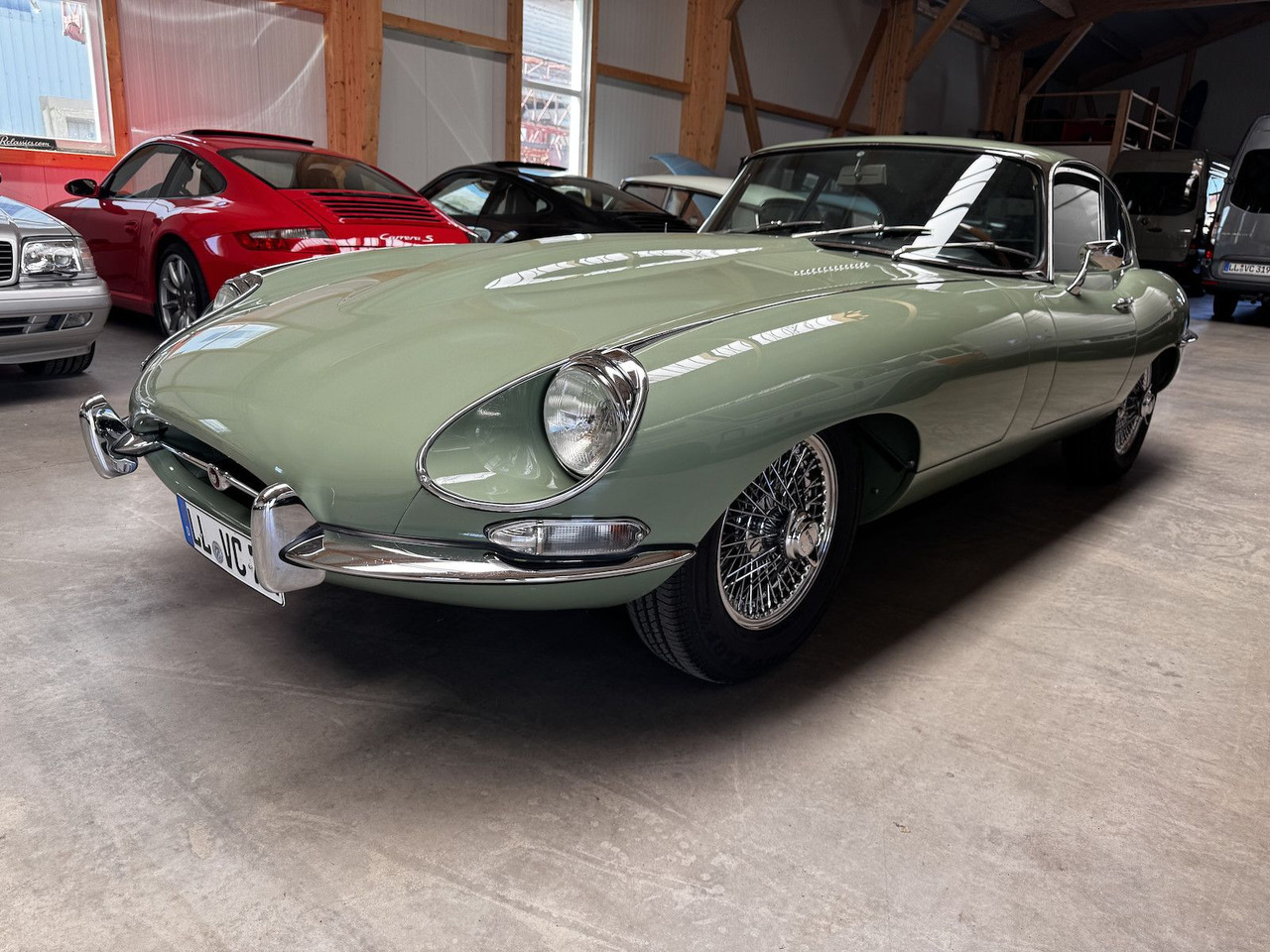 Jaguar E-Type 4.2 Litre Serie 1.5 FHC - Voiture: photos 1 Jaguar E-Type 4.2 Litre Serie 1.5 FHC - Voiture: photos 1
