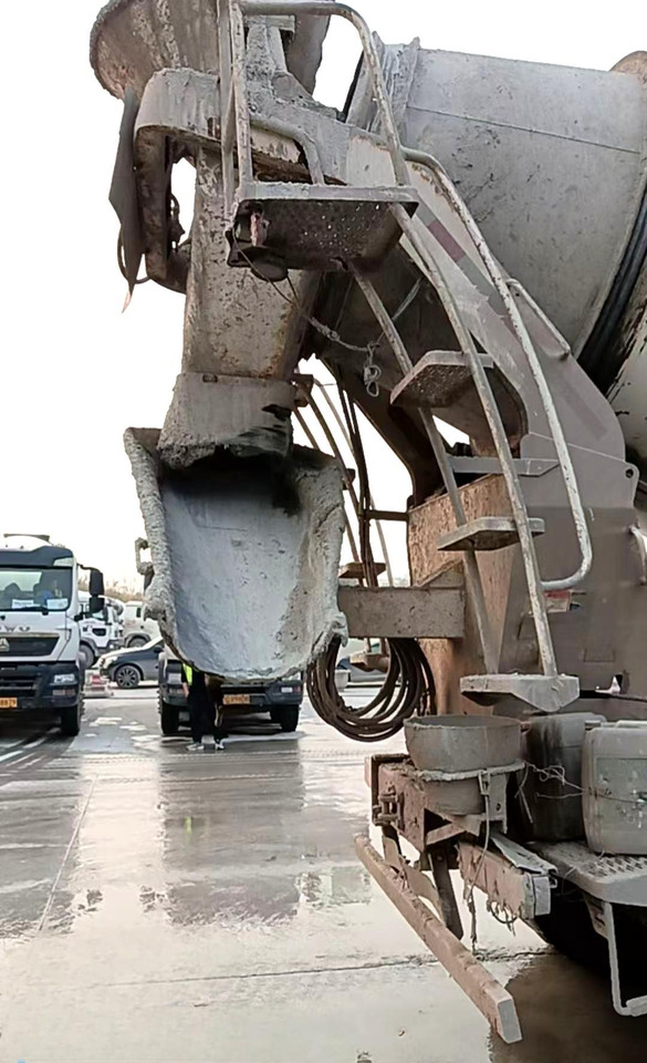 XCMG Official G4804B Second Hand Mobile Concrete Mixer Truck 12m³ Construction Cement Mixer - Camion malaxeur: photos 4 XCMG Official G4804B Second Hand Mobile Concrete Mixer Truck 12m³ Construction Cement Mixer - Camion malaxeur: photos 4