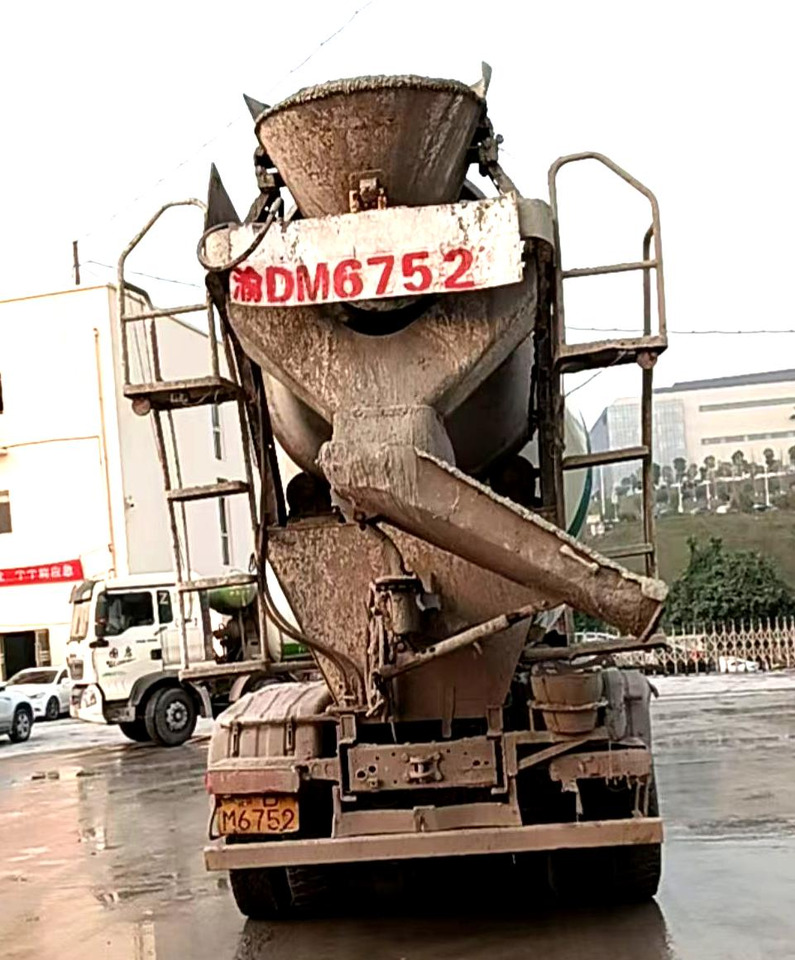 XCMG Official G4804B Second Hand Mobile Concrete Mixer Truck 12m³ Construction Cement Mixer - Camion malaxeur: photos 5 XCMG Official G4804B Second Hand Mobile Concrete Mixer Truck 12m³ Construction Cement Mixer - Camion malaxeur: photos 5
