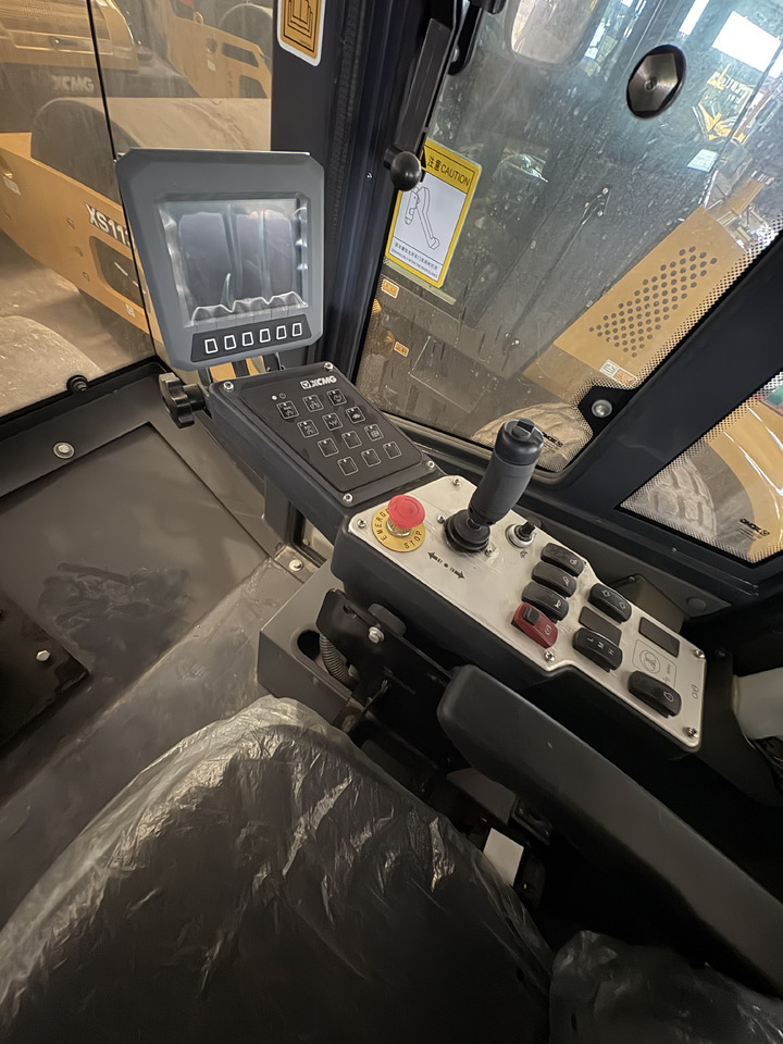 XCMG Used XS83 8 ton small single drum compactor road roller with diesel engine - Rouleau compresseur: photos 2 XCMG Used XS83 8 ton small single drum compactor road roller with diesel engine - Rouleau compresseur: photos 2