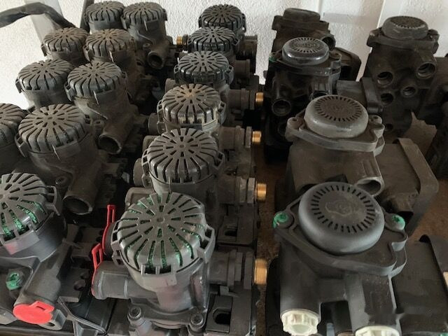 Valve de frein pour Camion 1867005   DAF XF 106 truck: photos 7