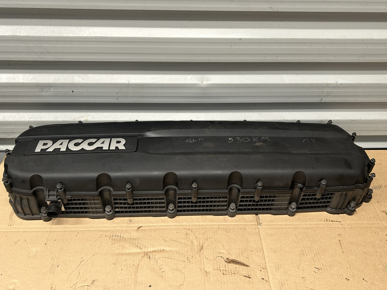 DAF ENGINE VALVE COVER + SPACER FRAME XF 106 - Culasse: photos 1 DAF ENGINE VALVE COVER + SPACER FRAME XF 106 - Culasse: photos 1
