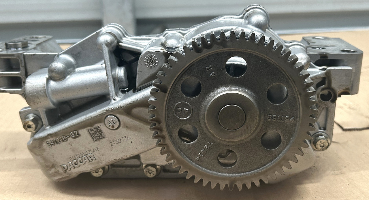 DAF OIL PUMP WITH PIPES DAF XF 106 480 - Pompe à huile: photos 5 DAF OIL PUMP WITH PIPES DAF XF 106 480 - Pompe à huile: photos 5