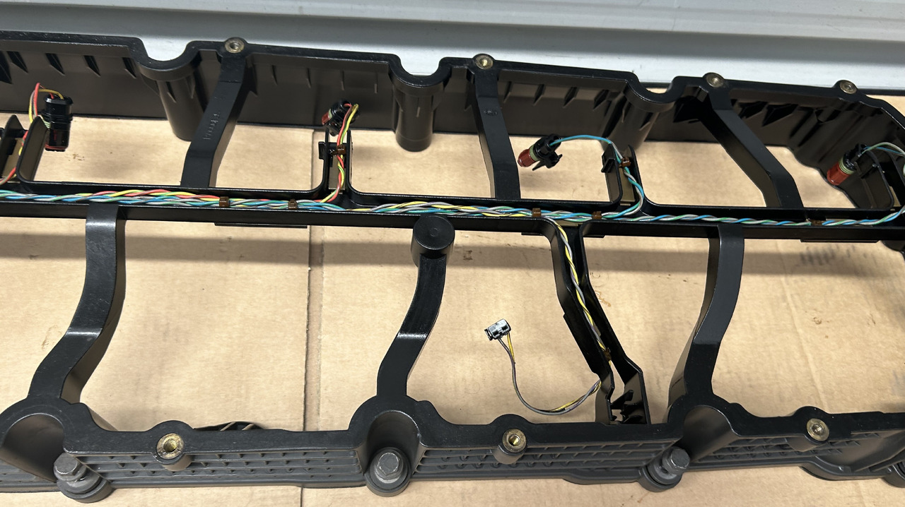 DAF SPACER FRAME ENGINE VALVE COVER XF 106 480 2033255 - Culasse: photos 3 DAF SPACER FRAME ENGINE VALVE COVER XF 106 480 2033255 - Culasse: photos 3