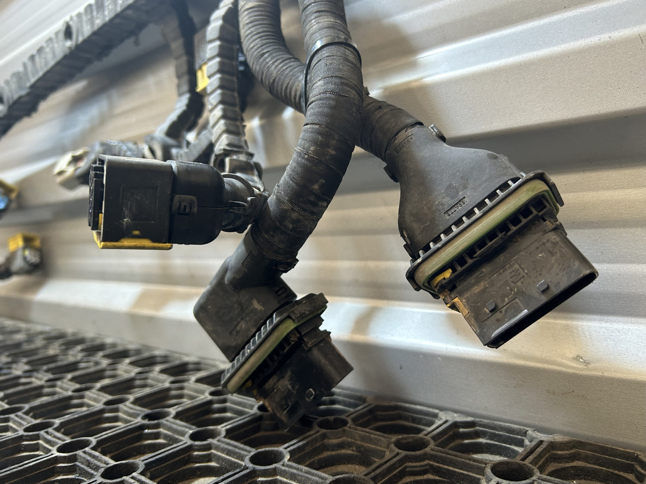 DAF XF 106 480 HARNESS INSTALLATION OF CATALYTIC CONVERTER - Câble/ Fil: photos 3 DAF XF 106 480 HARNESS INSTALLATION OF CATALYTIC CONVERTER - Câble/ Fil: photos 3