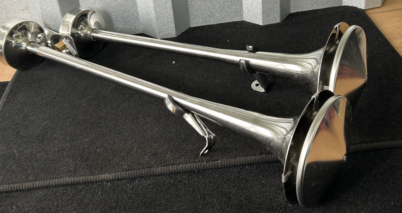 FIAMM 2 TRUMPETS, SHORT + LONG + ASSEMBLY KIT FIAMM, ORIGINAL FOR MERCEDES ACTROS MP5 - Pièce universelle: photos 1 FIAMM 2 TRUMPETS, SHORT + LONG + ASSEMBLY KIT FIAMM, ORIGINAL FOR MERCEDES ACTROS MP5 - Pièce universelle: photos 1