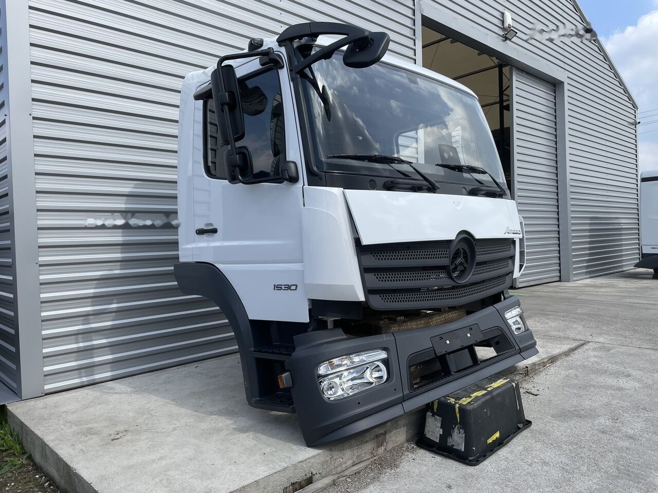 FRONT BUMPER COMPLETE EXTRA COST 700EU Mercedes-Benz ATEGO Euro 6 Mercedes-Benz 1523 L, 1524 L, 1527 L, 1530 - Cabine pour Camion: photos 2 FRONT BUMPER COMPLETE EXTRA COST 700EU Mercedes-Benz ATEGO Euro 6 Mercedes-Benz 1523 L, 1524 L, 1527 L, 1530 - Cabine pour Camion: photos 2