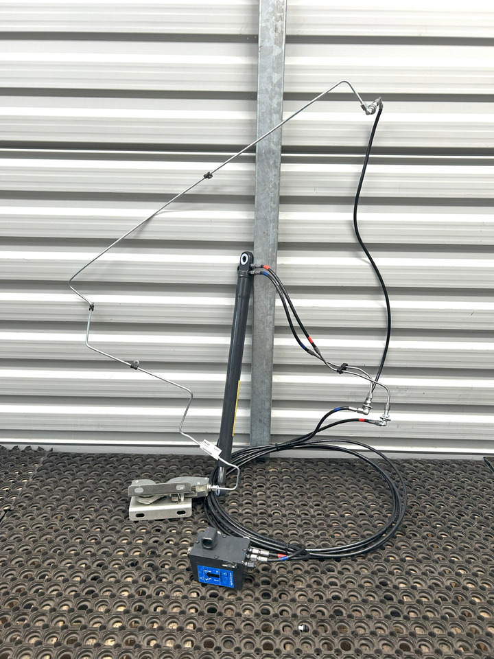 IVECO EUROCARGO 75E MLC CABIN LIFTING KIT - Vérin hydraulique: photos 1 IVECO EUROCARGO 75E MLC CABIN LIFTING KIT - Vérin hydraulique: photos 1