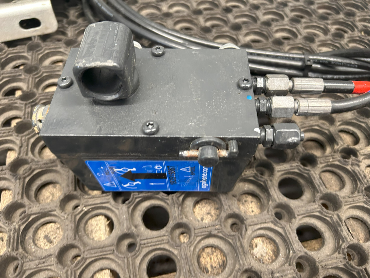 IVECO EUROCARGO 75E MLC CABIN LIFTING KIT - Vérin hydraulique: photos 3 IVECO EUROCARGO 75E MLC CABIN LIFTING KIT - Vérin hydraulique: photos 3