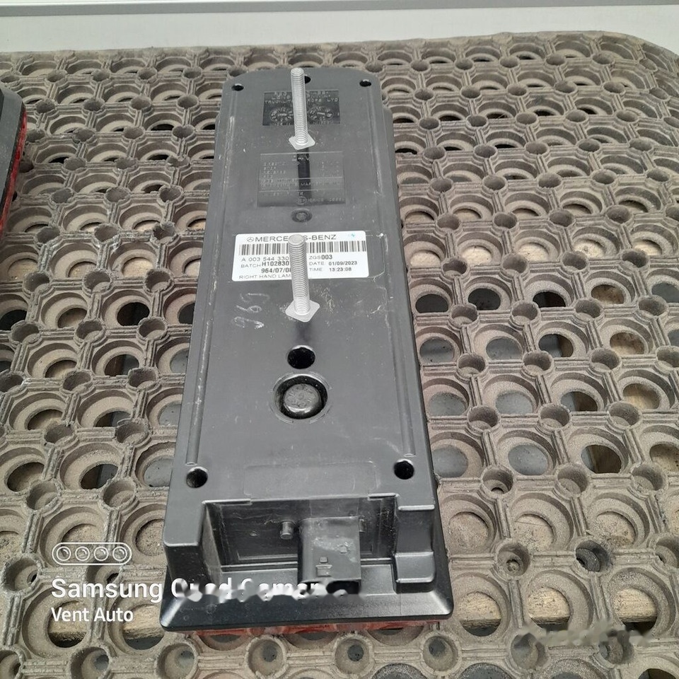 Mercedes-Benz ACTROS MP5 A0035443303 - Feu arrière pour Camion: photos 4 Mercedes-Benz ACTROS MP5 A0035443303 - Feu arrière pour Camion: photos 4