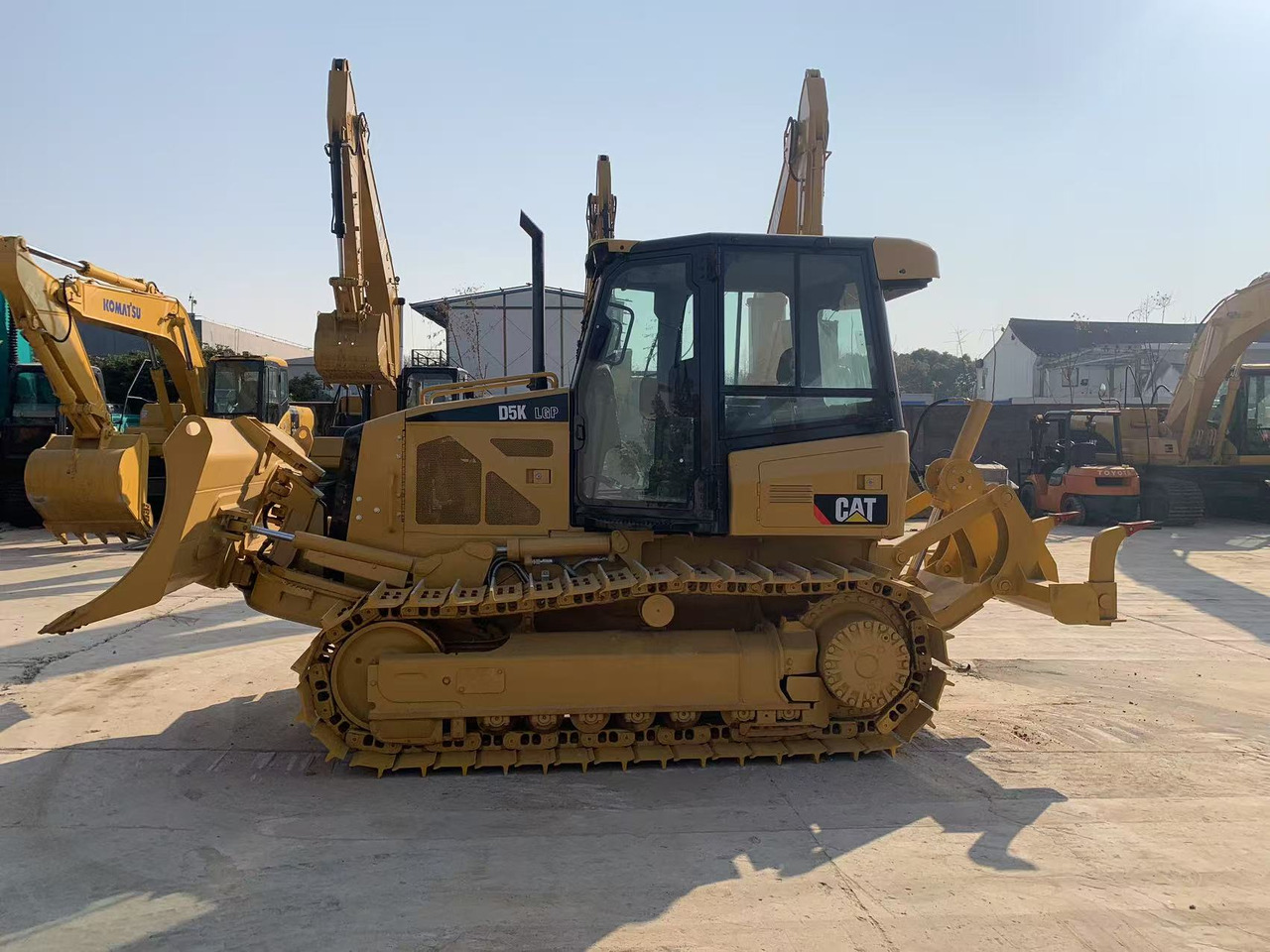Caterpillar Bulldozer CAT D5G, D5K Good Price Japan Origin Tractor - Bulldozer: photos 2 Caterpillar Bulldozer CAT D5G, D5K Good Price Japan Origin Tractor - Bulldozer: photos 2