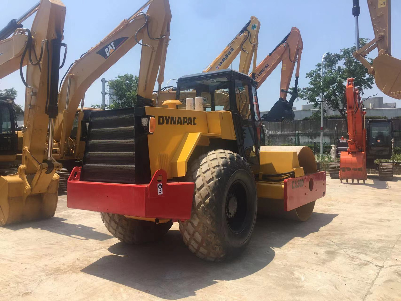 DYNAPAC Used Road Roller CA30D for Sale: Cummins 76-100 kW (102-134 HP) Engine, 11.2 T Operating Weight & 2130 mm Drum Width - Rouleau compresseur: photos 2 DYNAPAC Used Road Roller CA30D for Sale: Cummins 76-100 kW (102-134 HP) Engine, 11.2 T Operating Weight & 2130 mm Drum Width - Rouleau compresseur: photos 2