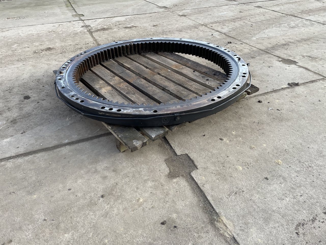 KOMATSU PC 228 - Couronne d'orientation pour Pelle: photos 2 KOMATSU PC 228 - Couronne d'orientation pour Pelle: photos 2