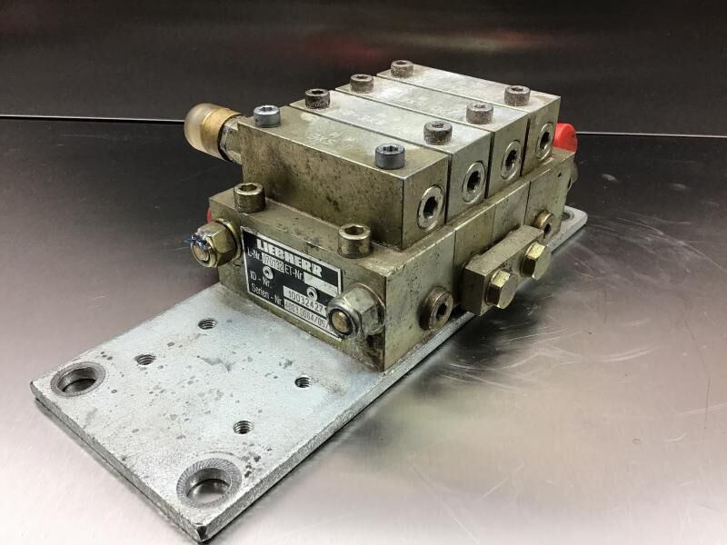 Liebherr Distribution Block - Hydraulique: photos 2 Liebherr Distribution Block - Hydraulique: photos 2