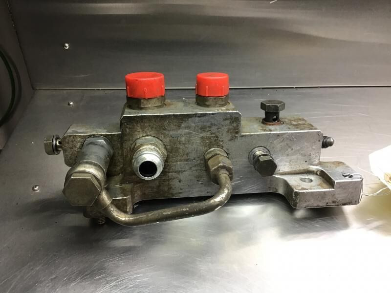 Liebherr Distribution Block - Hydraulique: photos 1 Liebherr Distribution Block - Hydraulique: photos 1