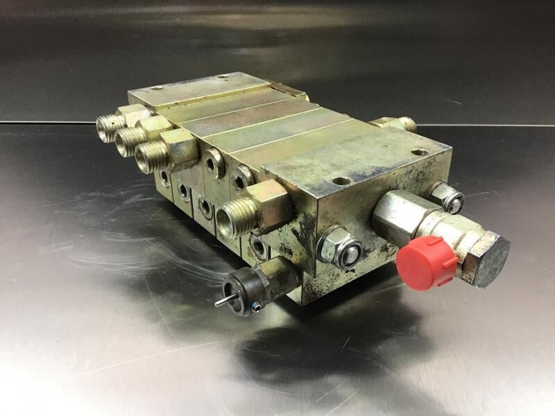 Liebherr Distribution Block - Hydraulique: photos 3 Liebherr Distribution Block - Hydraulique: photos 3