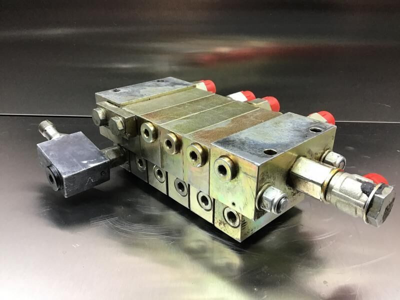 Liebherr Distribution Block - Hydraulique: photos 3 Liebherr Distribution Block - Hydraulique: photos 3