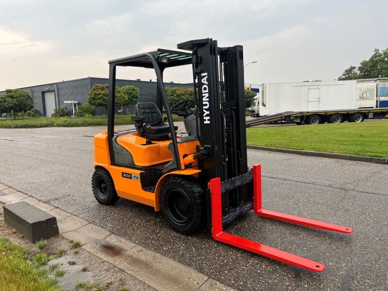 Hyundai 30D-7E - Chariot élévateur diesel: photos 3 Hyundai 30D-7E - Chariot élévateur diesel: photos 3