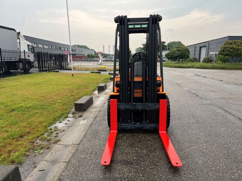 Hyundai 30D-7E - Chariot élévateur diesel: photos 5 Hyundai 30D-7E - Chariot élévateur diesel: photos 5