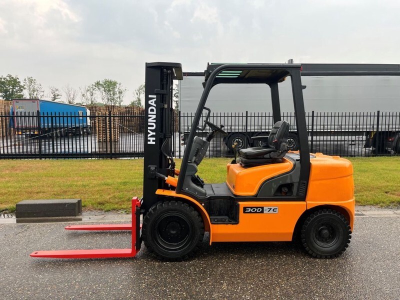 Hyundai 30D-7E - Chariot élévateur diesel: photos 2 Hyundai 30D-7E - Chariot élévateur diesel: photos 2